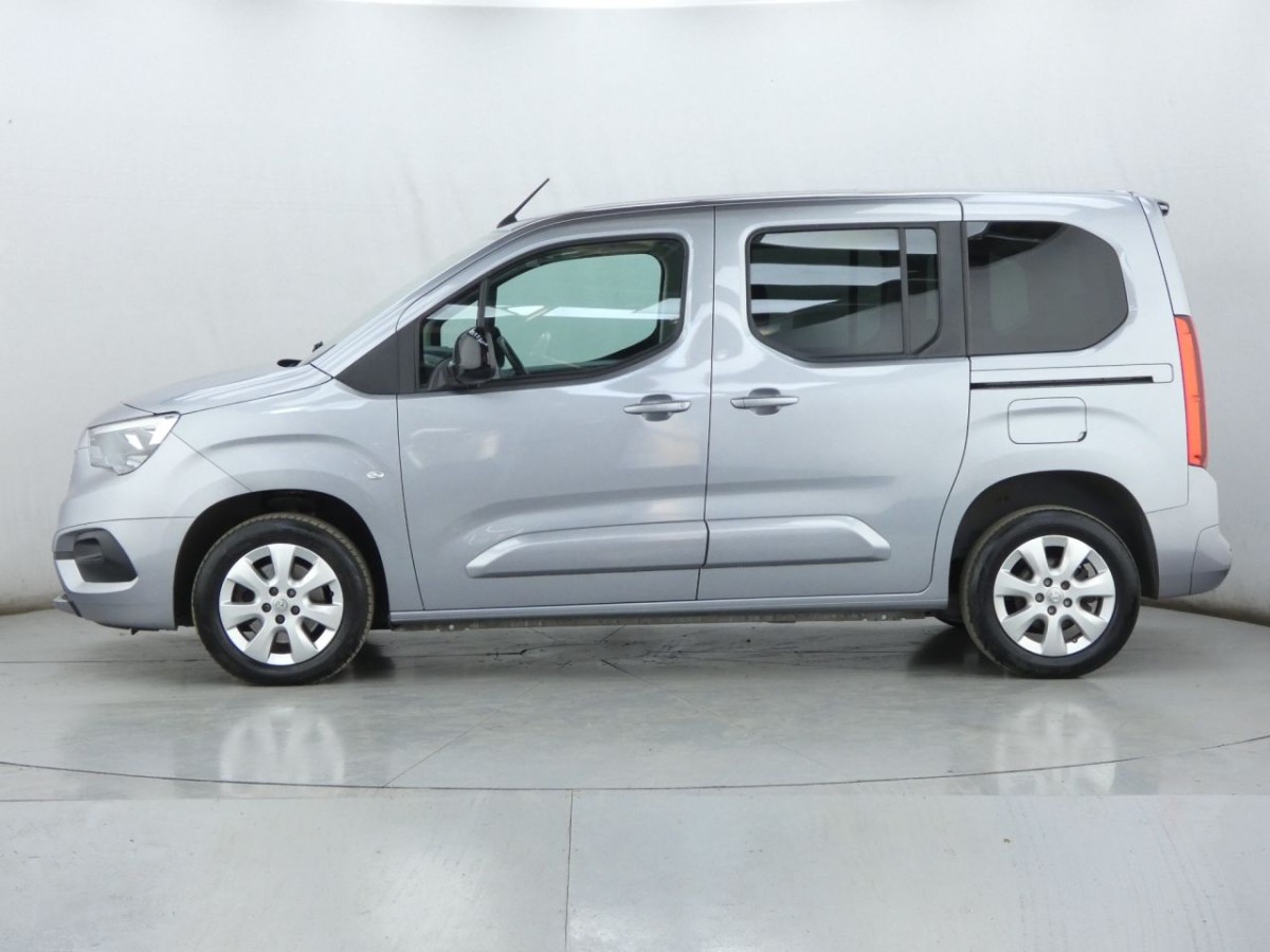 VAUXHALL COMBO LIFE 1.5 SE M S/S 5D 101 BHP - 2022 - £13,990