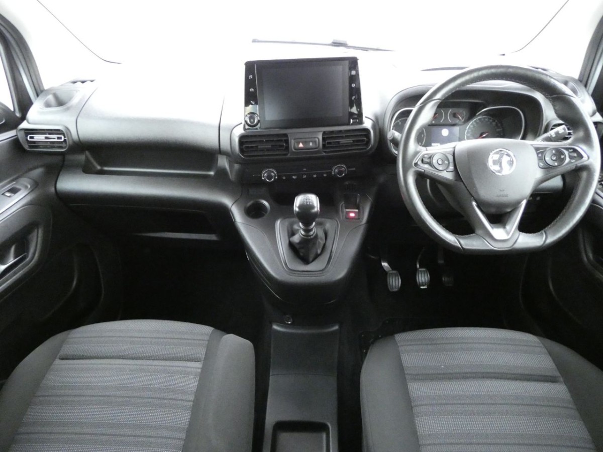 VAUXHALL COMBO LIFE 1.5 SE M S/S 5D 101 BHP - 2022 - £13,990