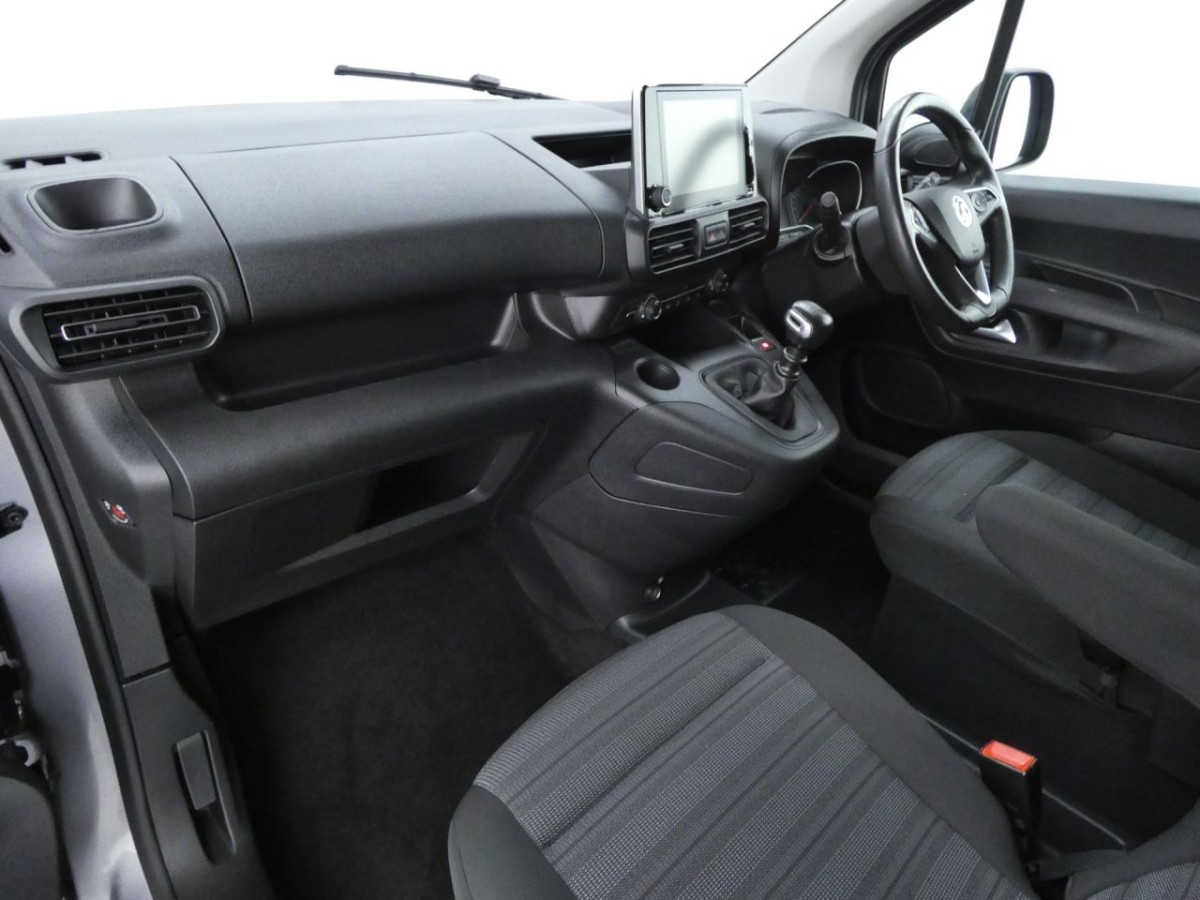 VAUXHALL COMBO LIFE 1.5 SE M S/S 5D 101 BHP - 2022 - £13,990