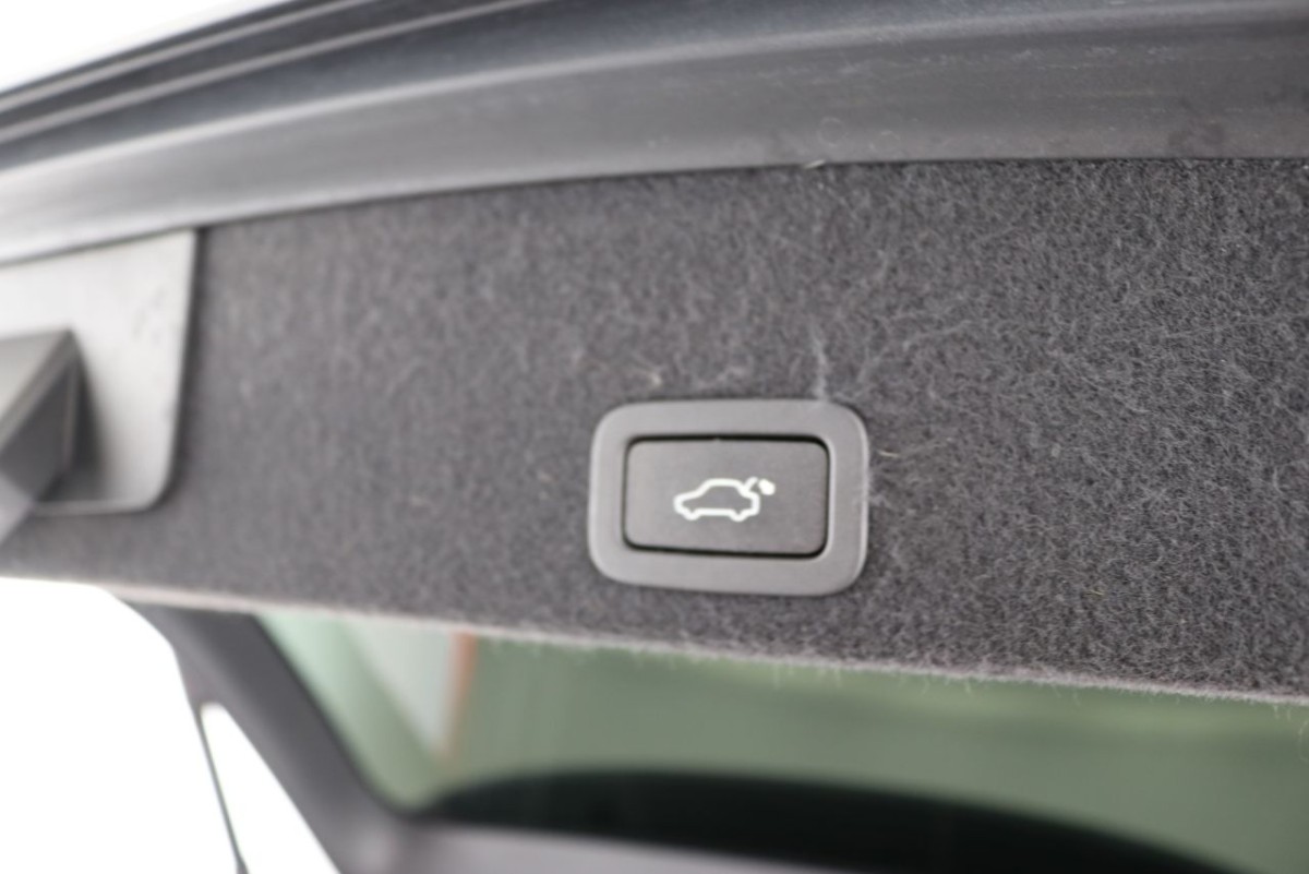 VOLVO XC60 2.4 D5 SE LUX NAV AWD 5D 217 BHP - 2015 - £14,990