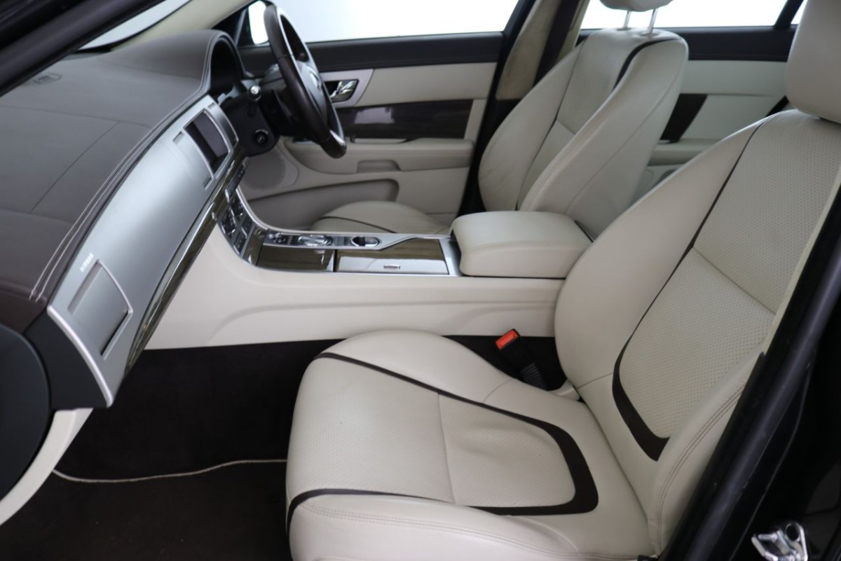JAGUAR XF 3.0 D V6 PORTFOLIO 4D AUTO 240 BHP SALOON - 2015 - £14,300