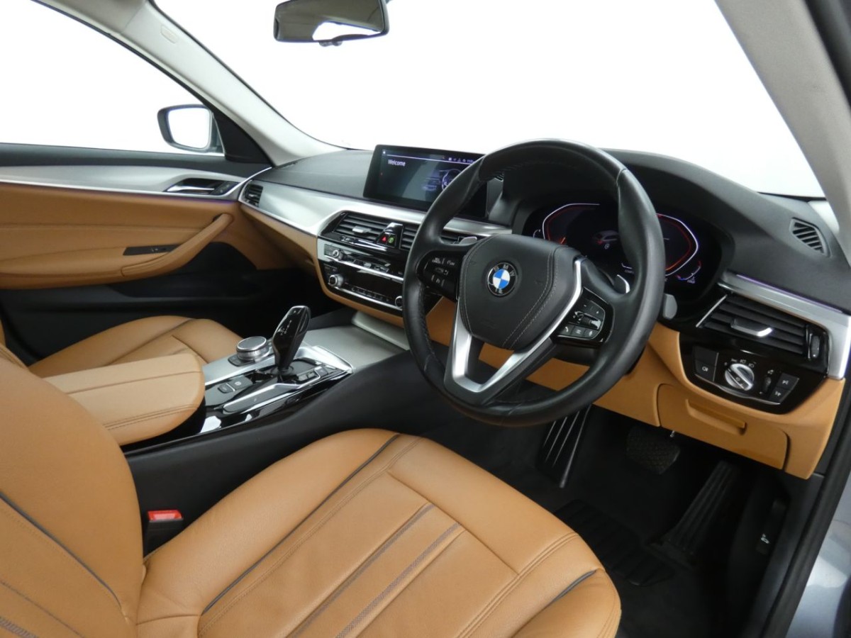 BMW 5 SERIES 2.0 520I SE TOURING 5D 181 BHP - 2020 - £17,990