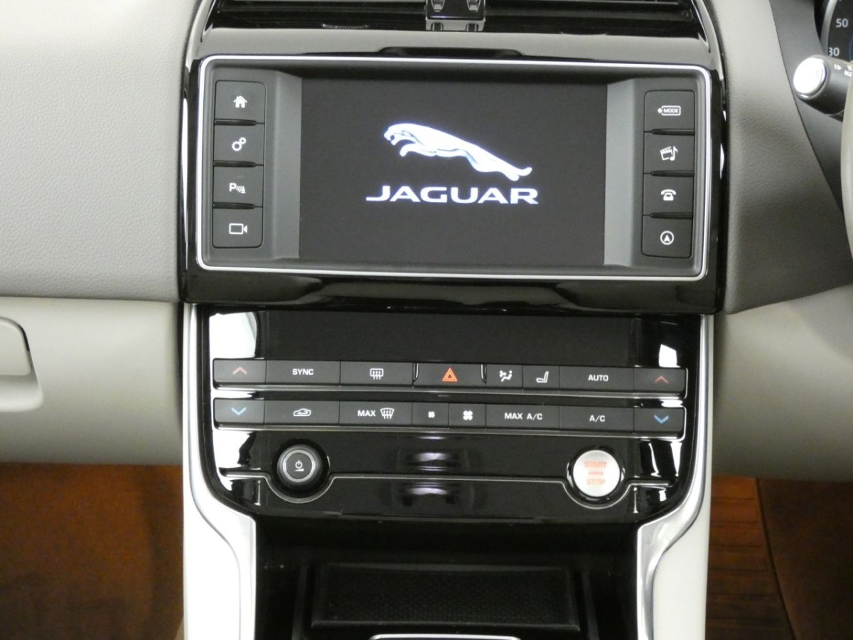 JAGUAR XE 2.0 GTDI PRESTIGE 4D 197 BHP - 2016 - £14,990