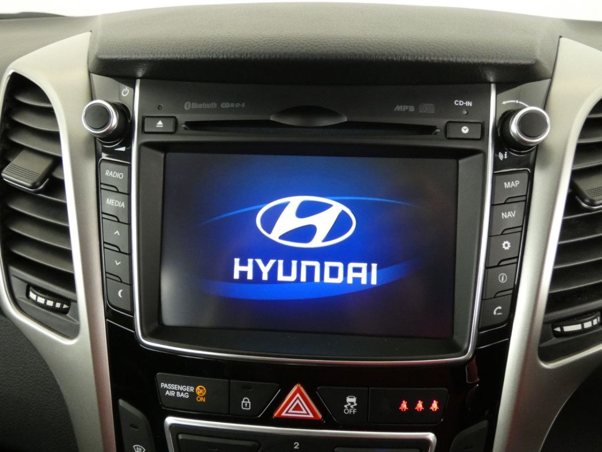 HYUNDAI I30 1.6 CRDI SE NAV BLUE DRIVE 5D 109 BHP - 2015 - £9,700
