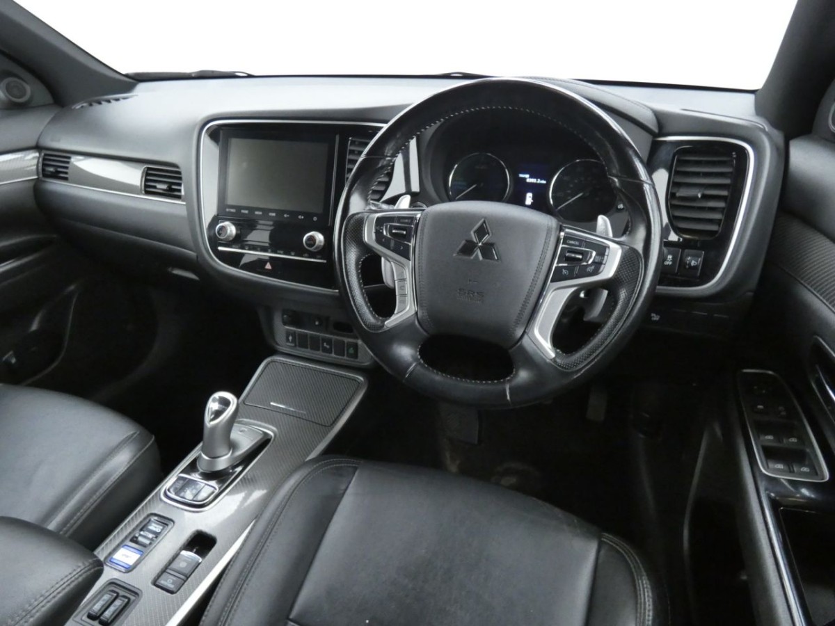 MITSUBISHI OUTLANDER 2.4 PHEV DYNAMIC 5D 222 BHP - 2020 - £15,400