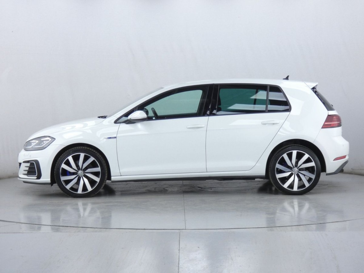 VOLKSWAGEN GOLF 1.4 GTE ADVANCE DSG 5D 202 BHP - 2020 - £12,990