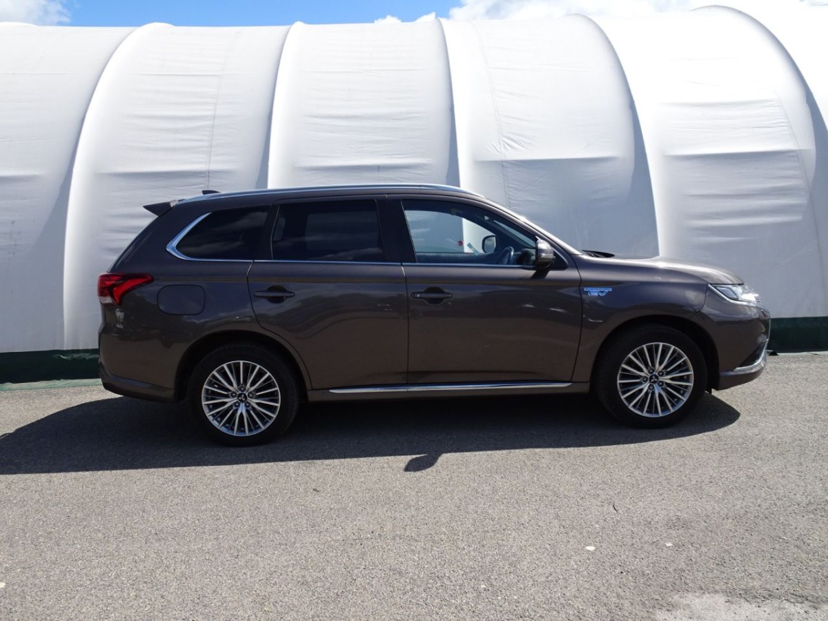 MITSUBISHI OUTLANDER 2.4 PHEV DYNAMIC 5D 222 BHP - 2021 - £15,400