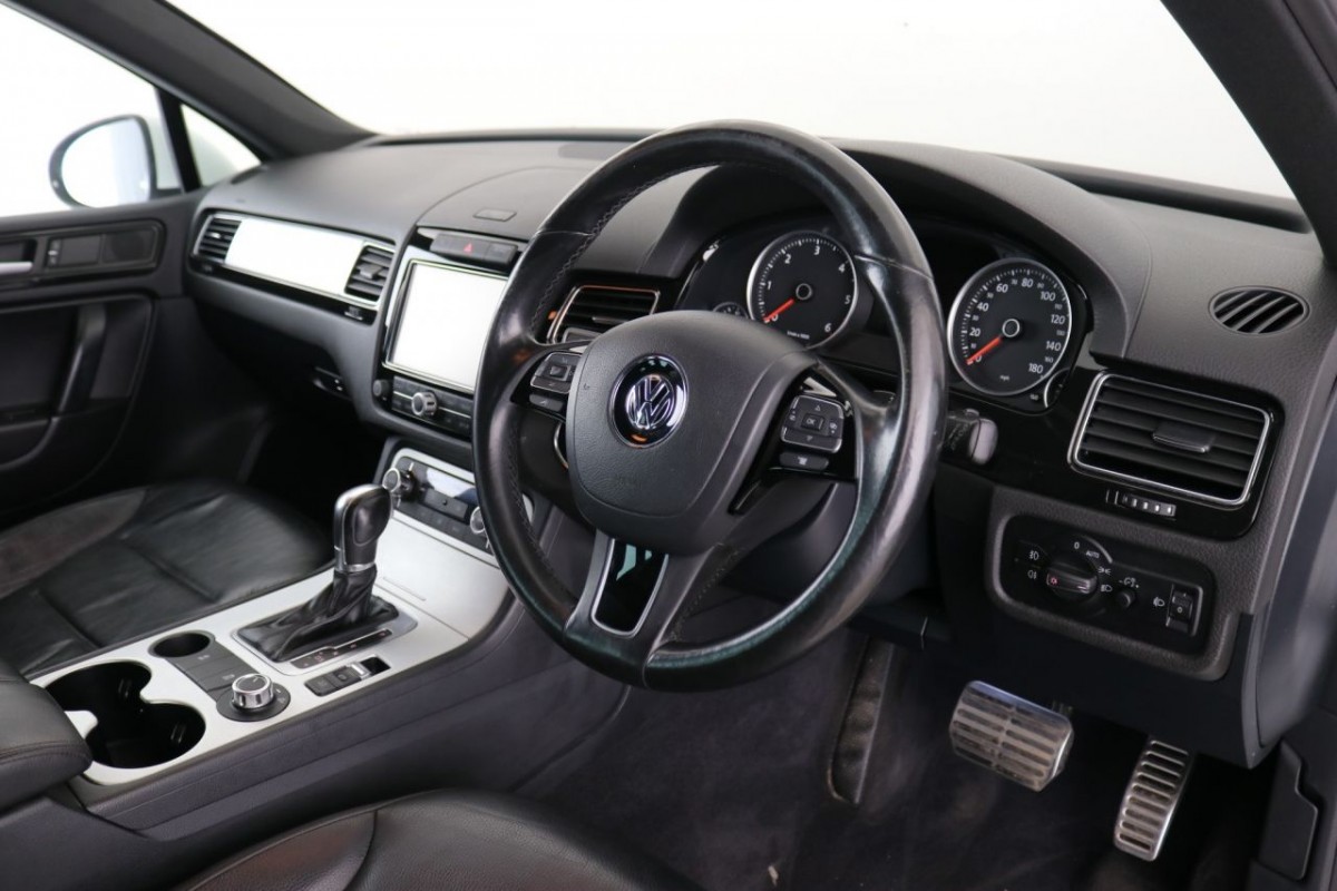 VOLKSWAGEN TOUAREG 3.0 V6 ALTITUDE TDI BLUEMOTION TECHNOLOGY 5D AUTO 242 BHP ESTATE - 2012 - £15,600