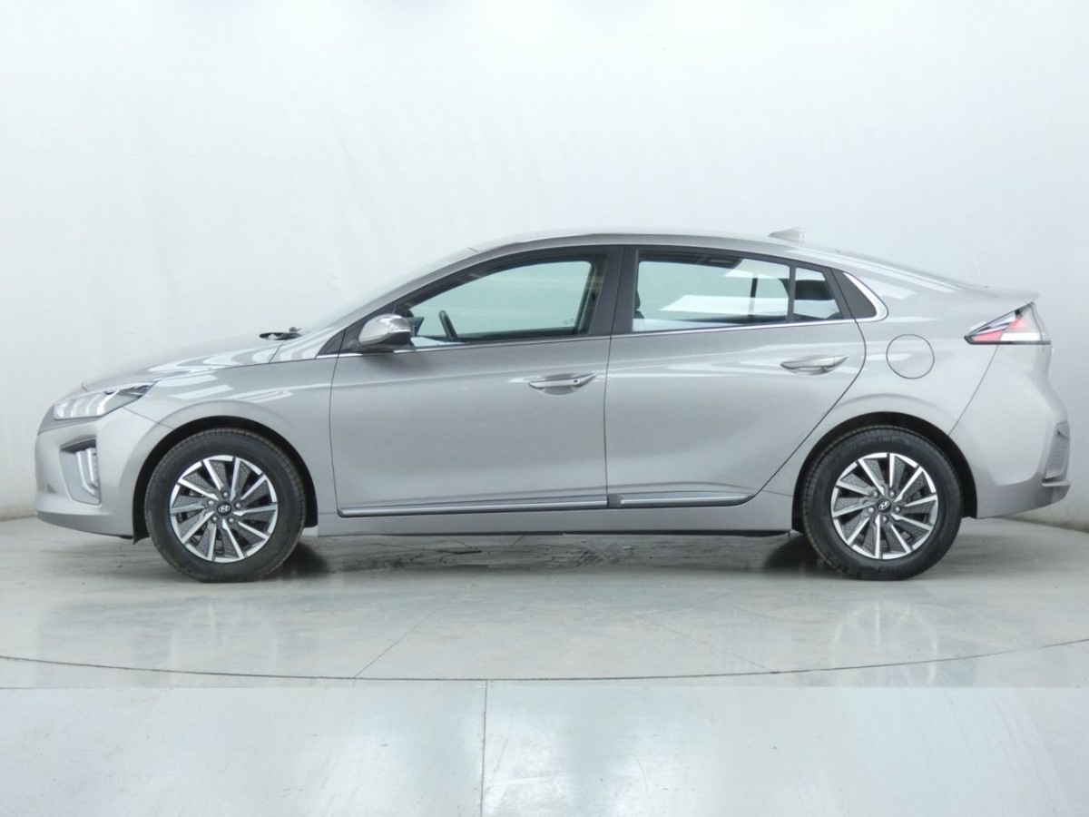 HYUNDAI IONIQ PREMIUM 5D 135 BHP - 2021 - £11,600