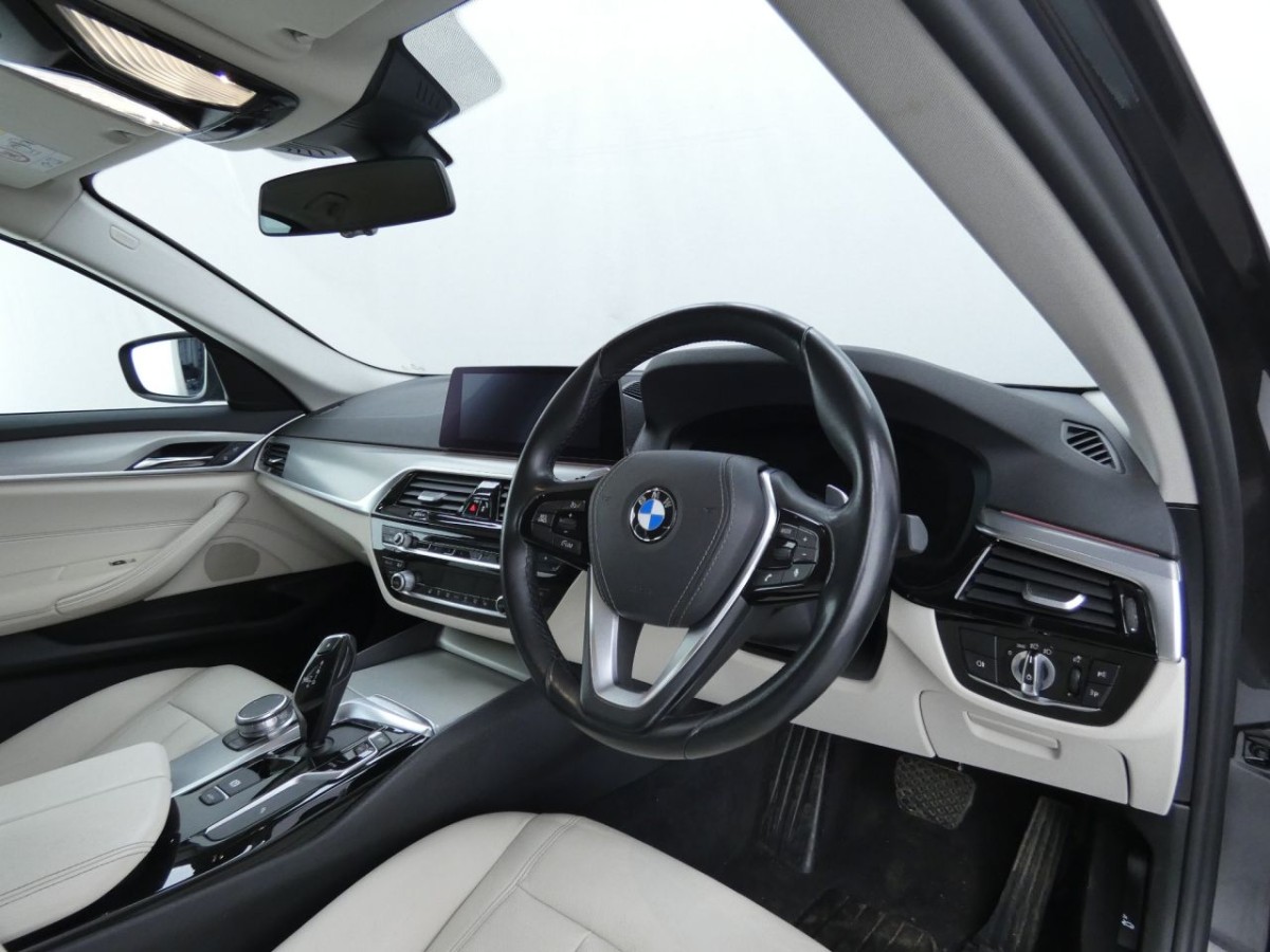 BMW 5 SERIES 2.0 520I SE 4D 181 BHP - 2019 - £21,700