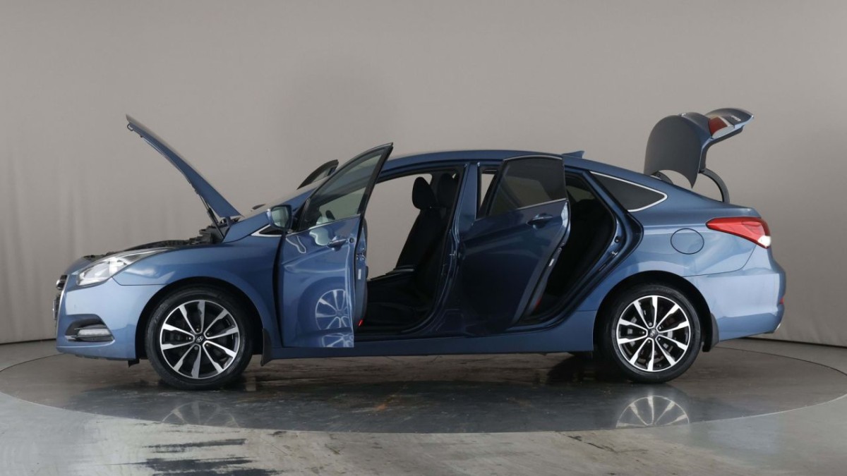 HYUNDAI I40 1.7 CRDI SE NAV BLUE DRIVE 4D 139 BHP - 2016 - £8,990